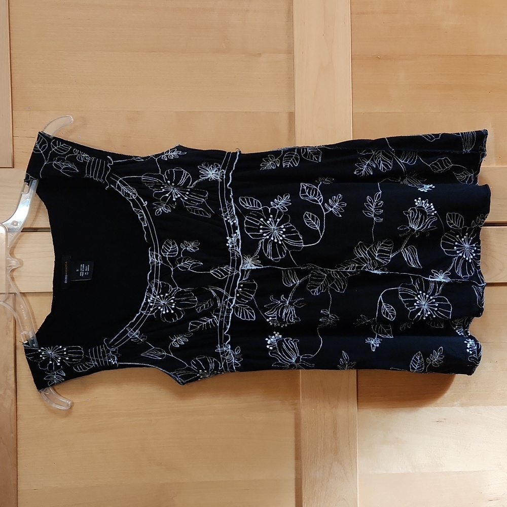 Women’s Small BCBG Max Azria Black Embroidered Sleeveless Top
